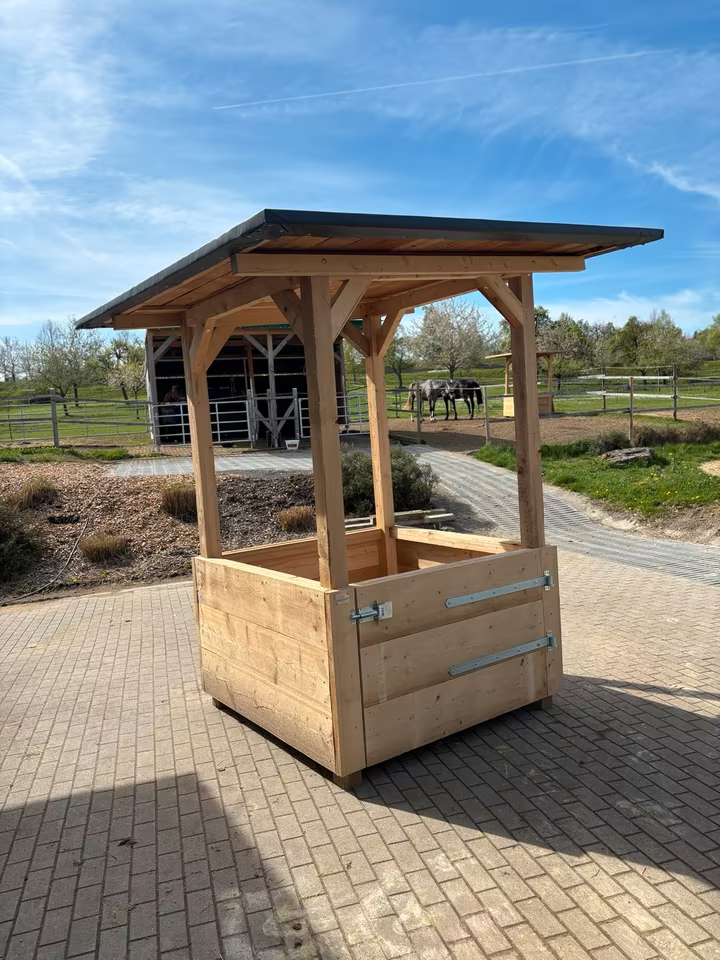 Heuraufe überdacht für Rundballen Pferde Kühe Schafe