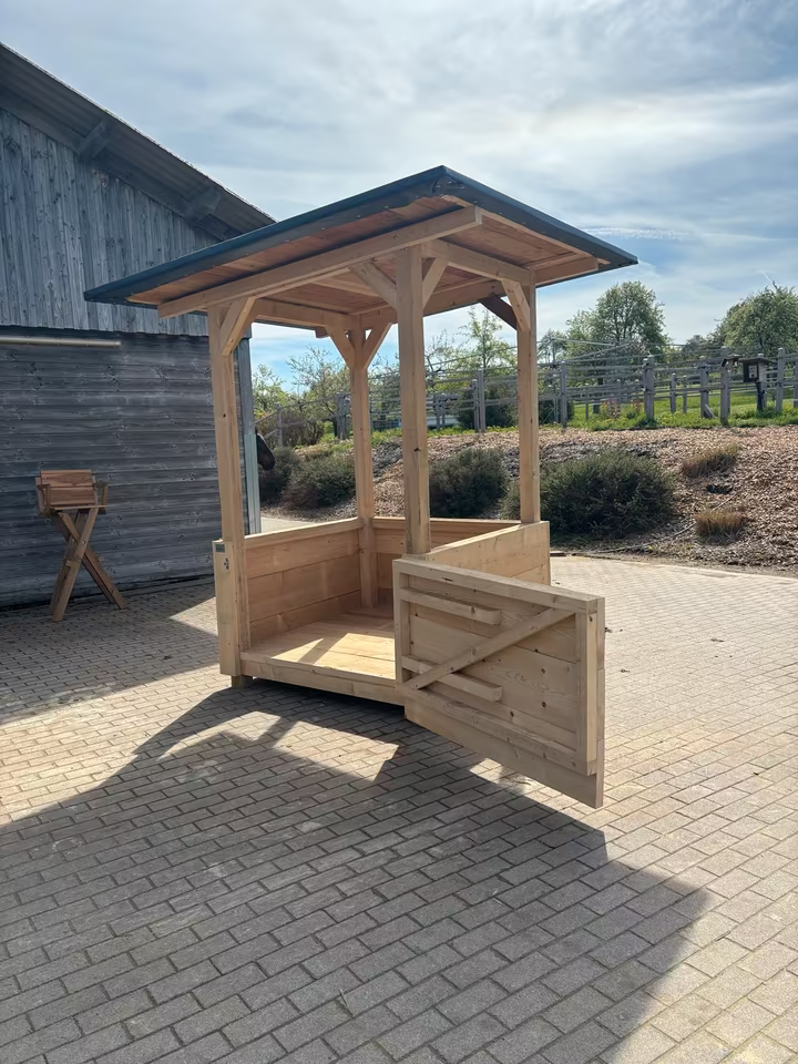 Heuraufe überdacht für Rundballen Pferde Kühe Schafe – Bild 2