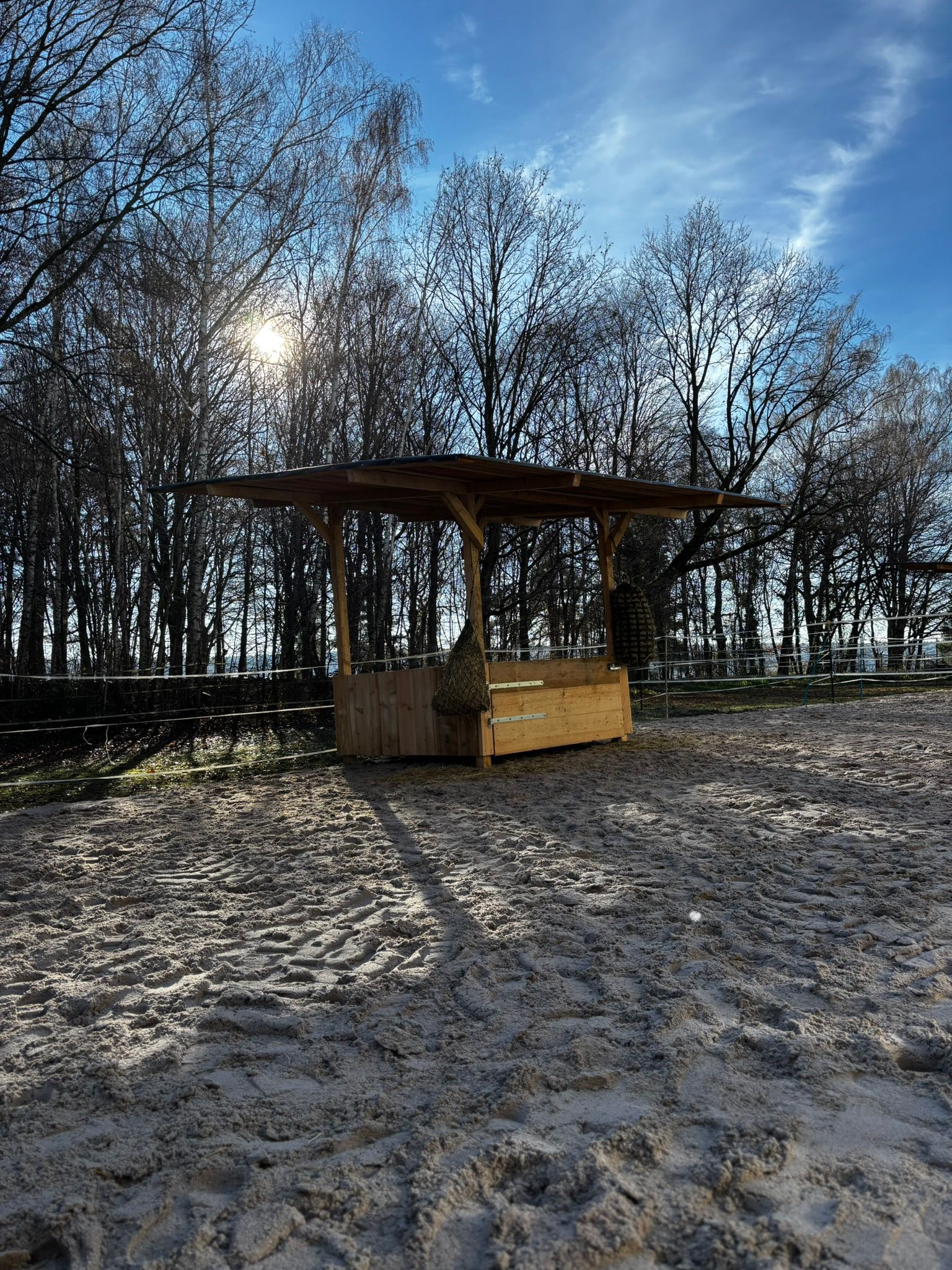 Heuraufe überdacht für Rundballen Pferde Kühe Schafe – Bild 4